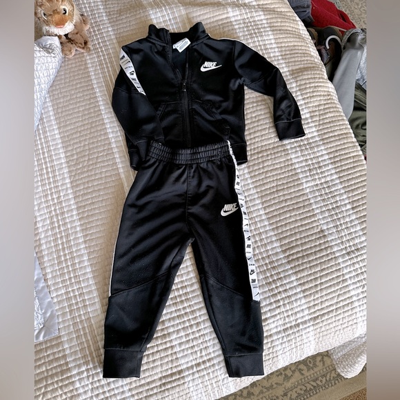 Baby Nike track suit 18-24 months- black - Picture 1 of 8